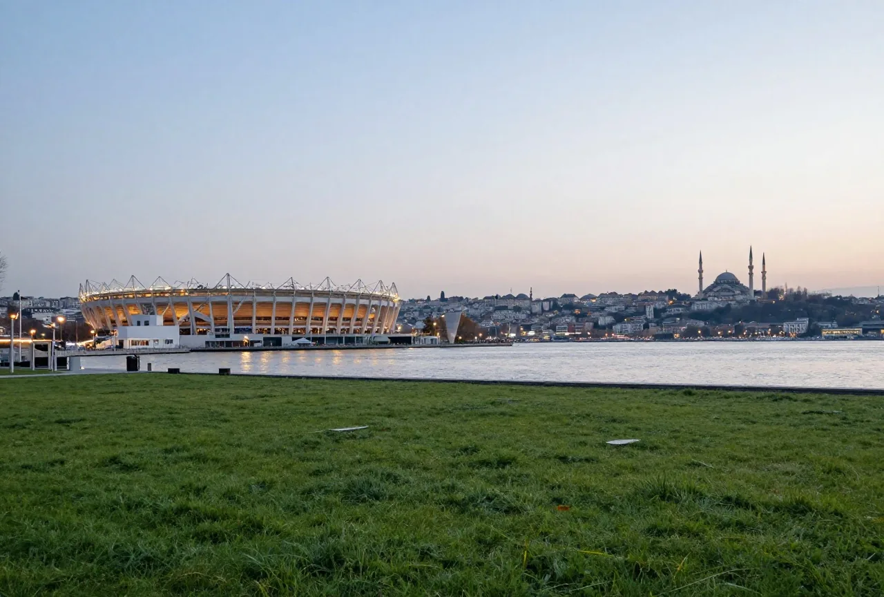 Abendblick über den Bosporus in Istanbul mit einem modernen Stadion am Ufer und Lichtern auf dem Wasser
