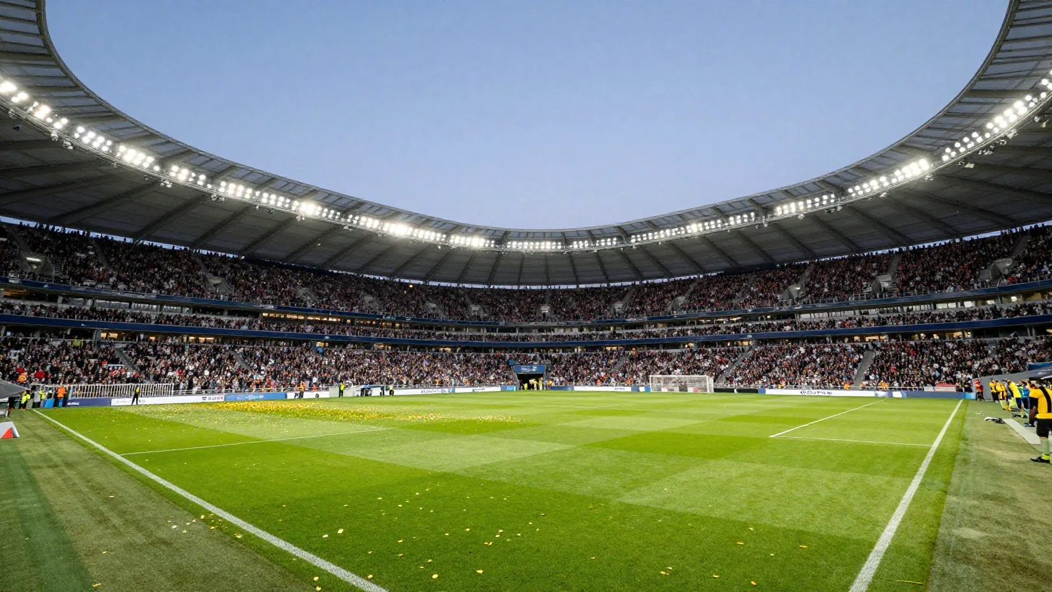 Großes Stadion bei Nacht während eines Finales, goldenes Konfetti fällt über dem Rasen, volle Ränge